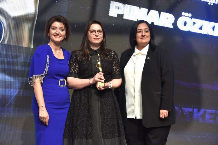 BURSA'DA YILIN EN BAŞARILI GİRİŞİMCİSİ PINAR ÖZKESERLİ
