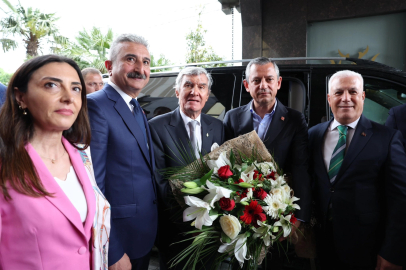 Bursa’da CHP lideri Özgür Özel’e coşkulu karşılama