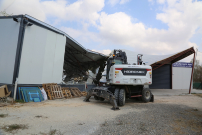 Bursa Nilüfer’de kaçak iki iş yeri yıkıldı