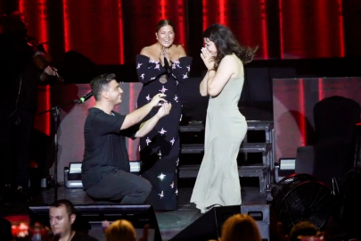 Sibel Can'ın sahnesinde unutulmaz teklif