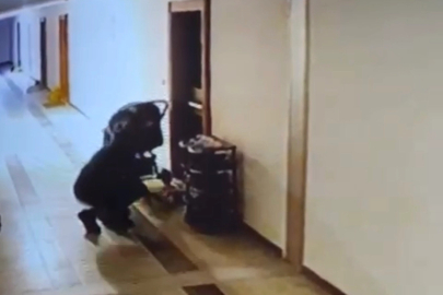 Düzce'de kuryenin ayakkabı hırsızlığı kameraya yansıdı