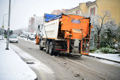 Çayırova’da karla mücadele sürüyor