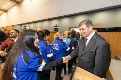 İzmir'de Başkan Tugay personelle bayramlaştı