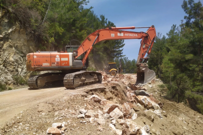 Antalya 'da&nbsp;Büyükşehir ekiplerinden yol mesaisi