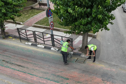 Manisa'da&nbsp;17 ilçede yağmur suyu ızgaralarına düzenli bakım
