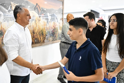 Antalya Muratpaşa'da başarılı öğrenciler hediye çekiyle ödüllendirildi