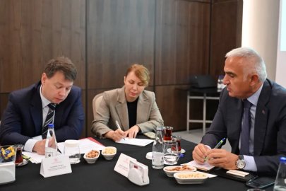 Bakan Ersoy'dan Türkiye-Rusya hava köprüsünü güçlendirme hamlesi