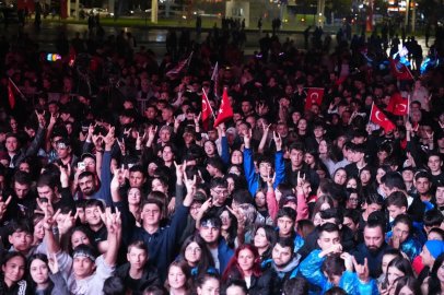 Cumhuriyet coşkusu Kocaeli'de yağmur tanımadı