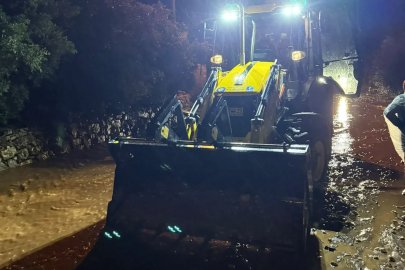 Antalya Büyükşehir ekiplerinin yağmur mesaisi gece boyunca sürdü